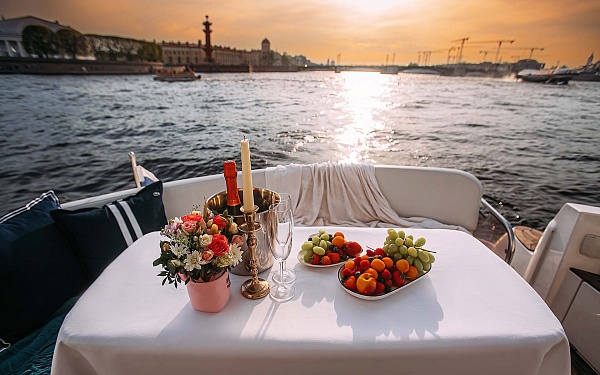 Аренда моторной яхты Sealine 39 АМО в Санкт-Петербурге